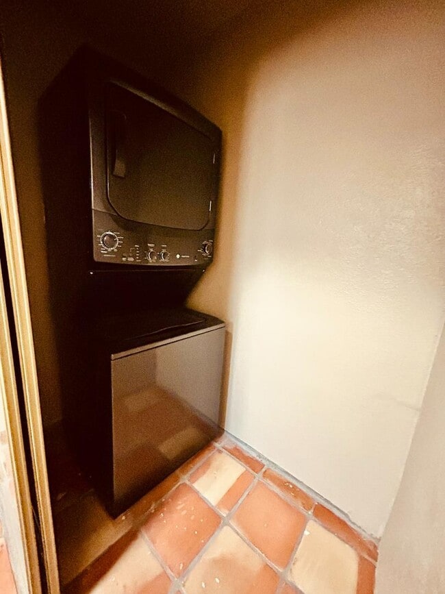 Foto del edificio - 573 N Minaret Ave