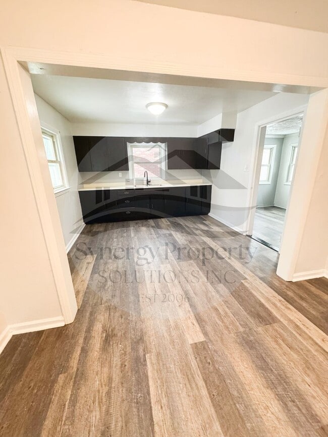 Building Photo - Madison Home