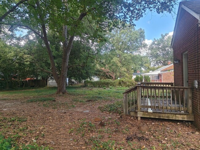 Building Photo - 3 bedroom home with fenced rear yard