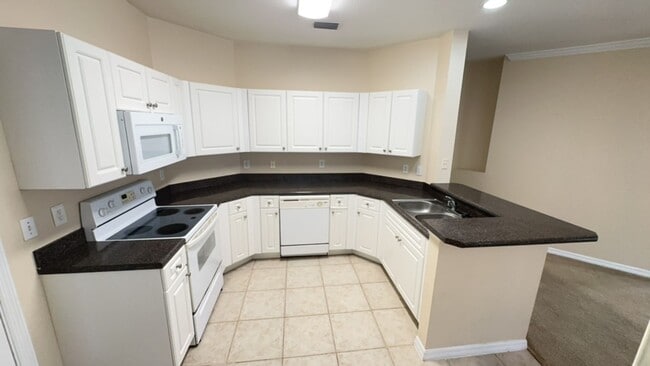 Foto del edificio - 3 BEDROOM 2 BATH 2 CAR GARAGE CONDO