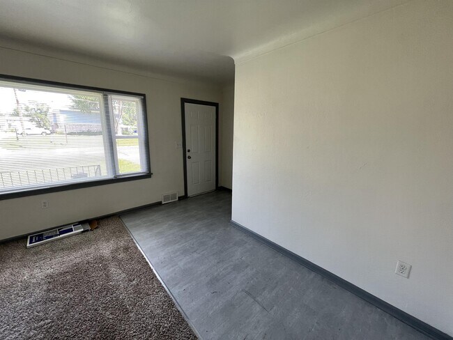 Building Photo - 1407 32nd St NE