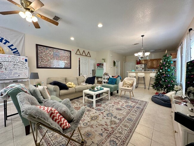 Building Photo - 2010 Marie Dr