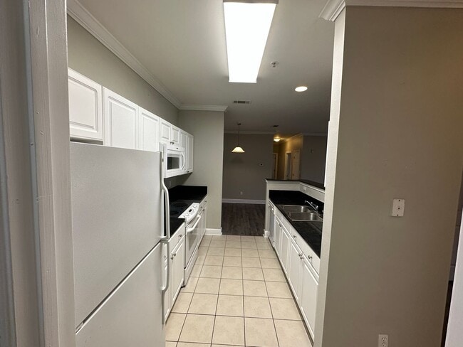 Building Photo - COMING SOON - FIRST FLOOR APARTMENT COMMUN...