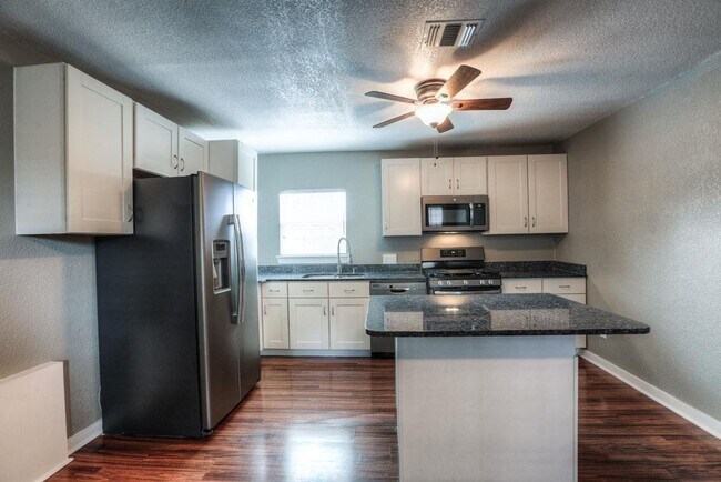 Foto del edificio - 4809 McEwen St