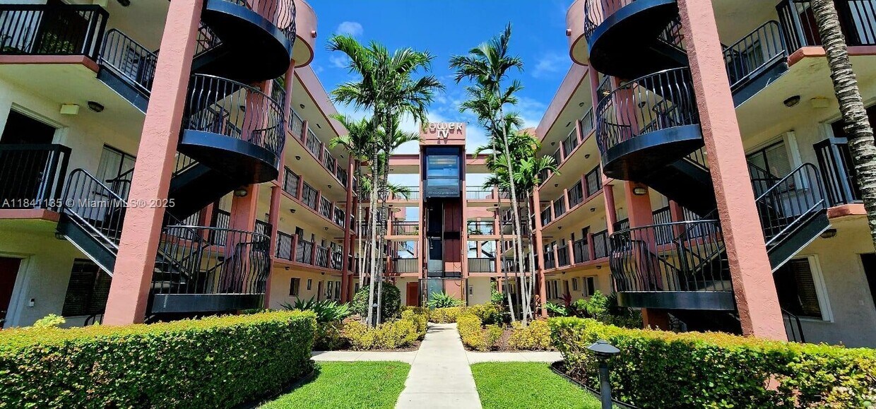 Foto principal - 5440 W 21st Ct
