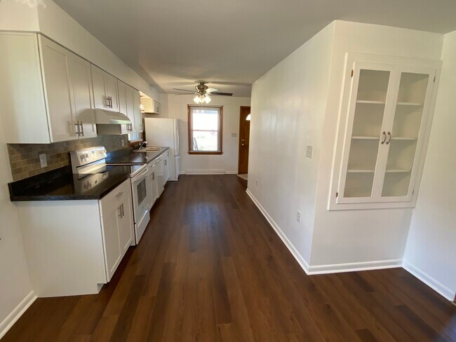 Building Photo - 305 Briar Ln