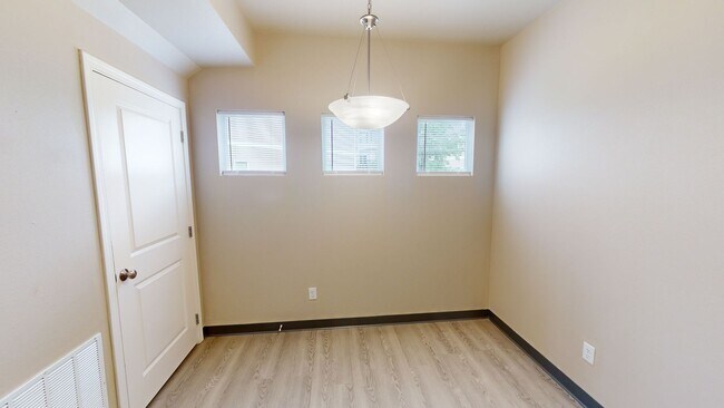 Building Photo - Ankeny 3 Bedroom Townhome Available Novemb...