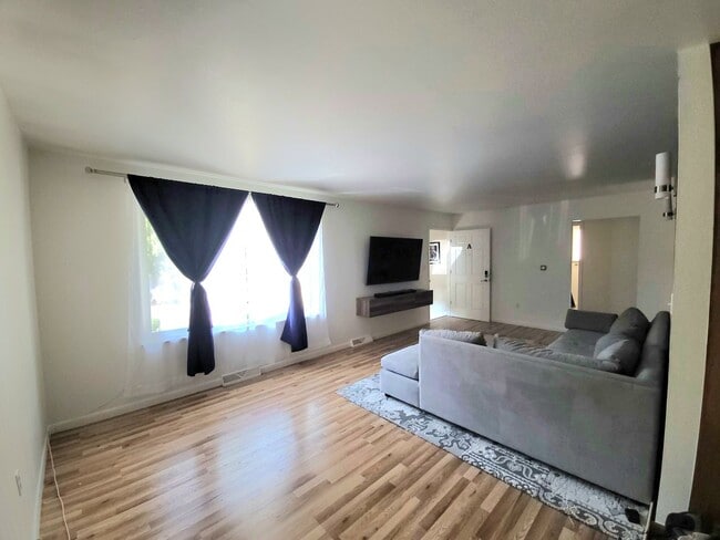 Building Photo - West 20th Apartment in Great Location