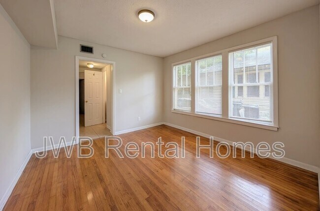 Foto del edificio - 2250 Dellwood Ave