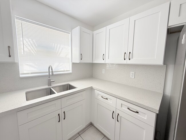 Building Photo - 2645 SW 28th Ct