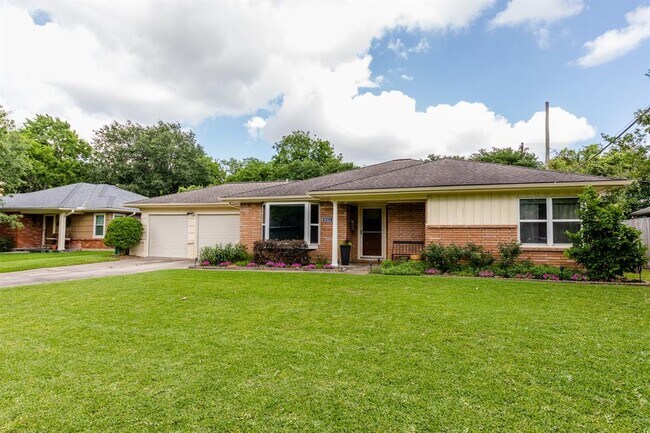 Foto del edificio - 8323 Lorrie Dr