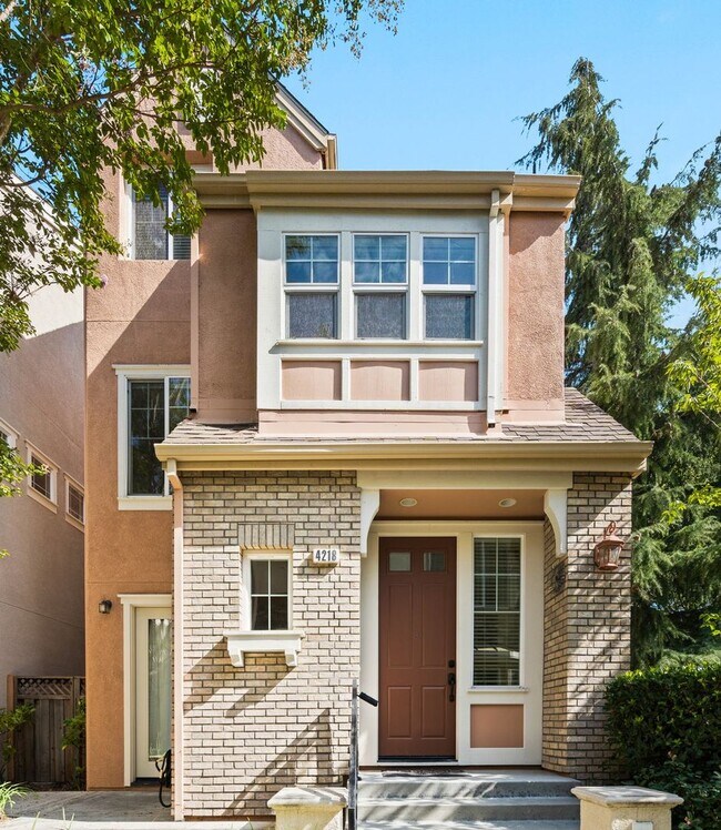 Foto del edificio - VERSATILE LUXURY LIVING IN RIVERMARK CORNE...