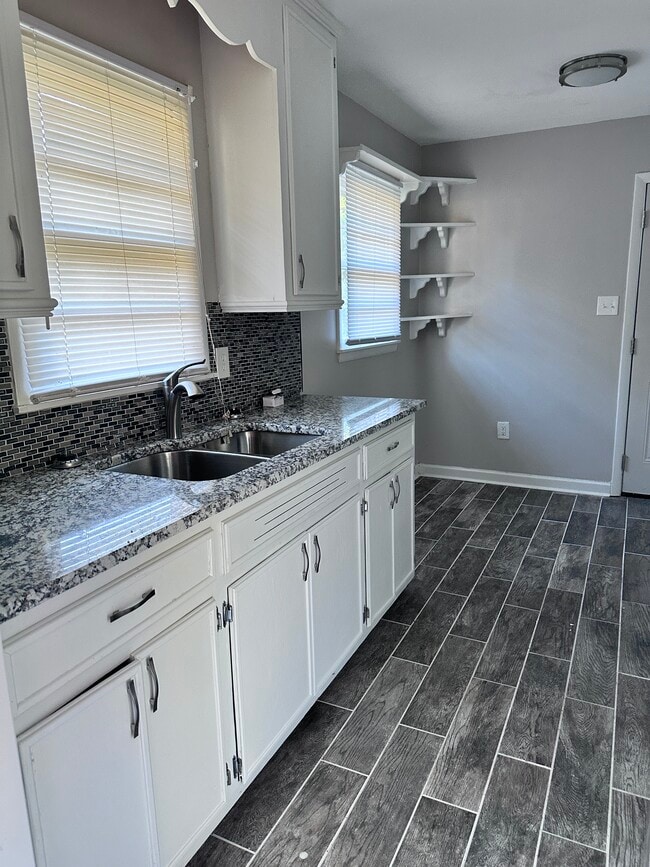 Building Photo - 1664 Yarbrough St