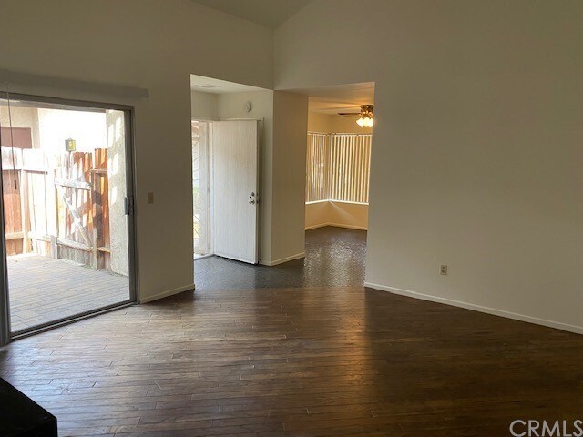 Foto del edificio - 835 S Park Vine St