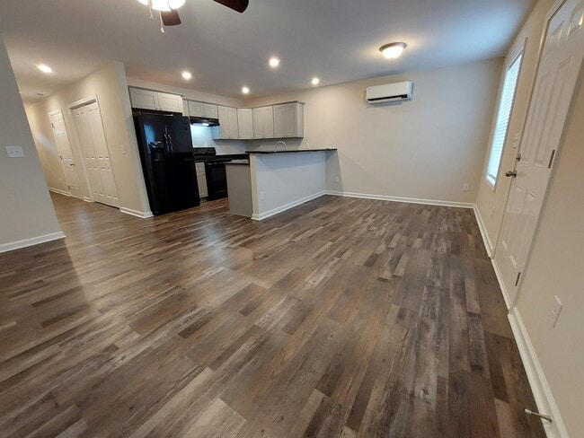 Building Photo - 504 Santa Fe Pike