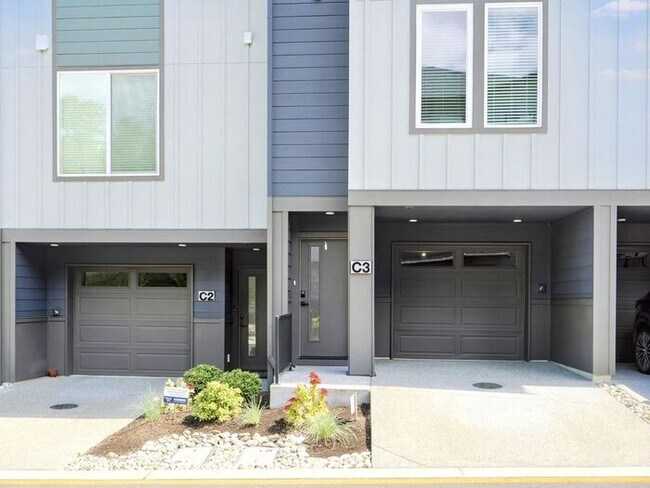 Foto del edificio - Charming 3-Bedroom Townhome with Modern Am...