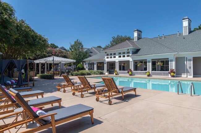 Foto del edificio - Seasons at Umstead Apartment Homes
