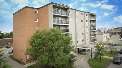 Building Photo - 530 Daer Blvd