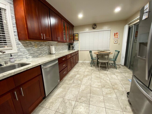 Foto del edificio - 1298 Warburton Ave