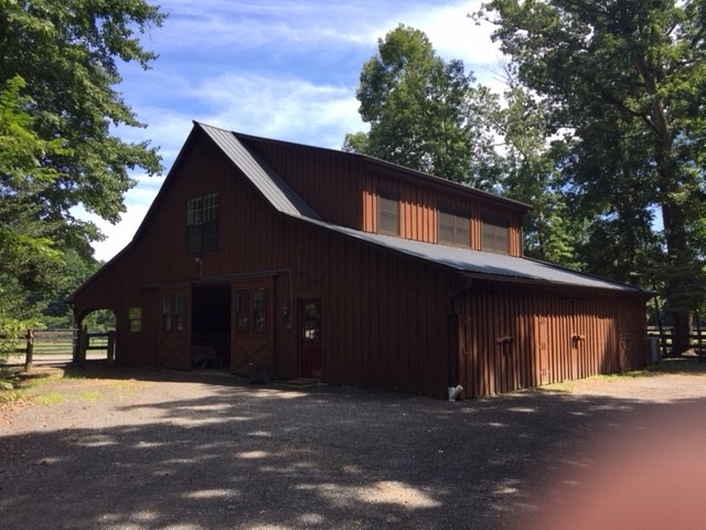 1 bedroom apartment over 4 stall horse barn - 691 Harwood Rd