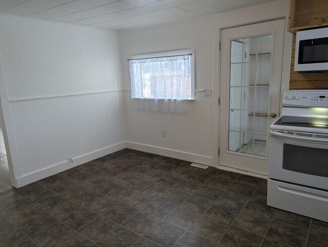 Building Photo - 1616-1102 102 Ave