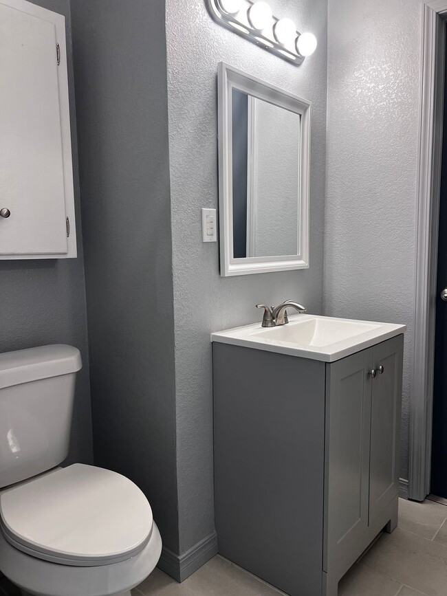 Building Photo - Remodeled 3 Bed 2 bath