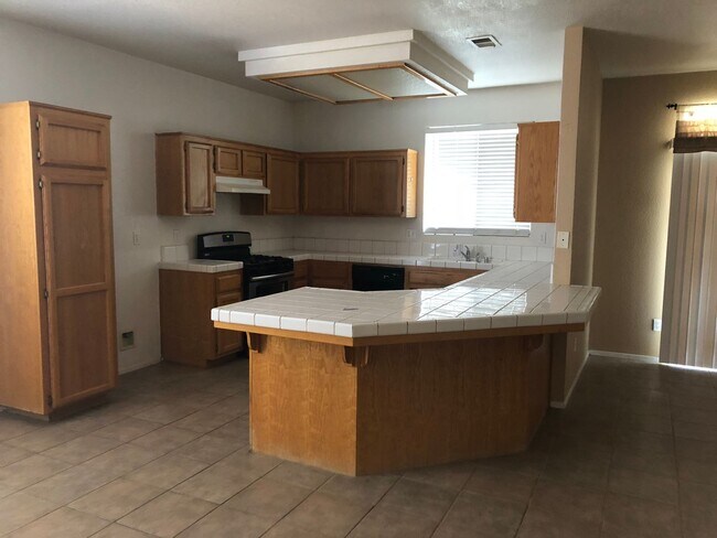 Foto del edificio - Coming Soon: Spacious 3 Bedroom, 2 Bath Tevis Ranch Home with Fireplace, Covered Patio & 2-Car Ga...