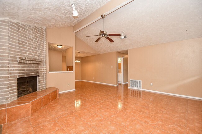 Building Photo - Nice duplex is back on the market