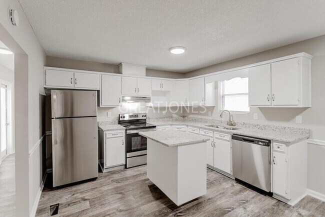 Building Photo - 2303 Summerville Rd