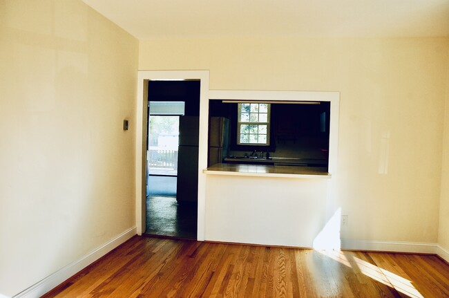 Building Photo - 806 Essex St
