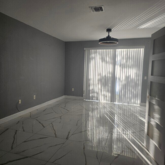 Foto del edificio - 2566 SW 82nd Ave