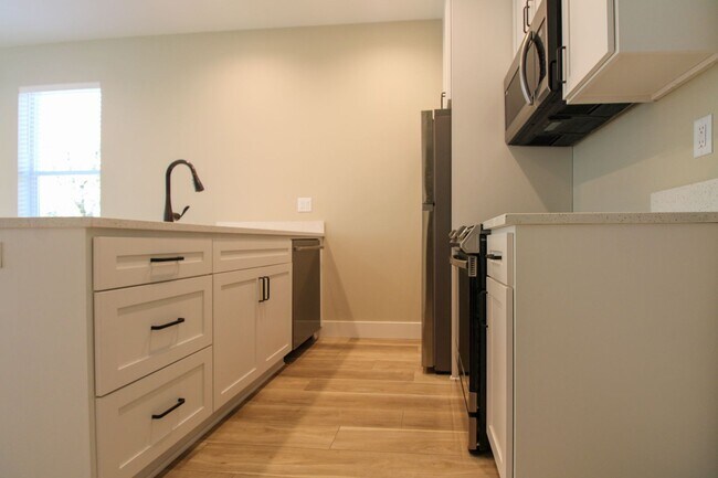 Building Photo - COMMERCIAL1725