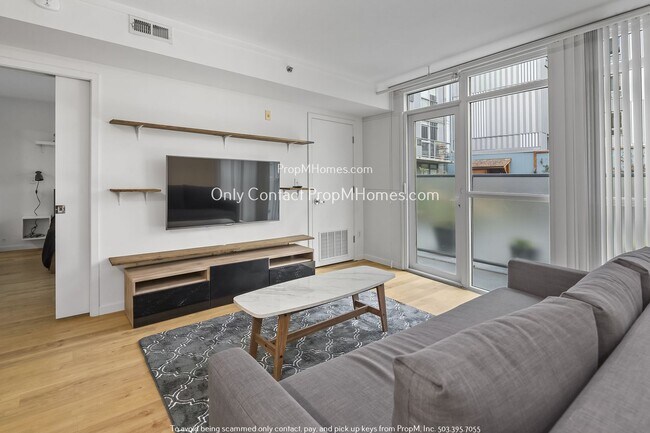 Foto del edificio - Charming Condo with Rooftop Garden and Com...