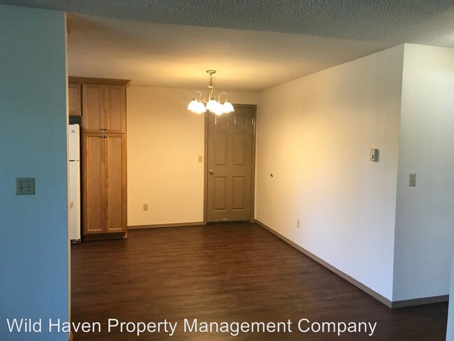 Building Photo - 129 NE Kingwood Dr