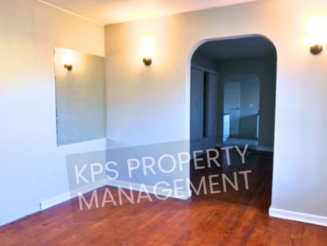 Building Photo - 939 S Market St