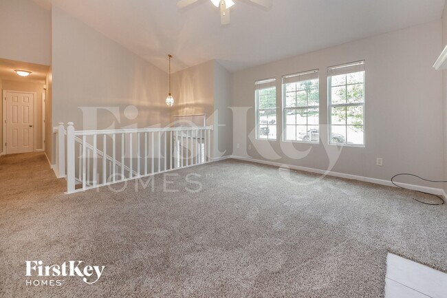 Foto del edificio - 240 Greensprings Dr