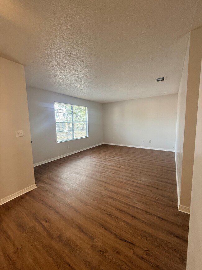 Building Photo - 460 Crabapple Ct