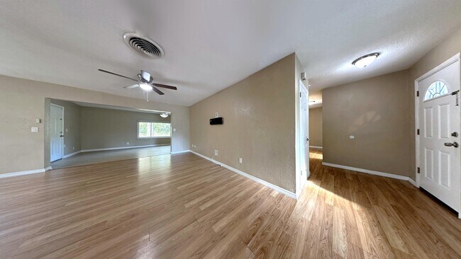 Building Photo - 2565 Granada Cir W