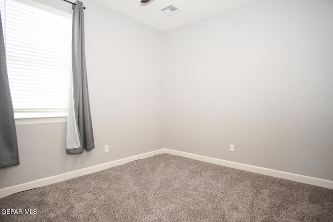 Foto del edificio - 6016 Hidden Acres Dr
