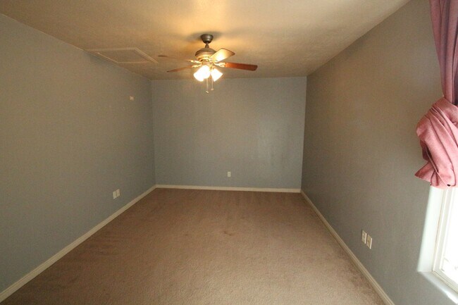 Foto del edificio - KNOLLWOOD TOWNHOME 3 Bed 2.5 Bath!