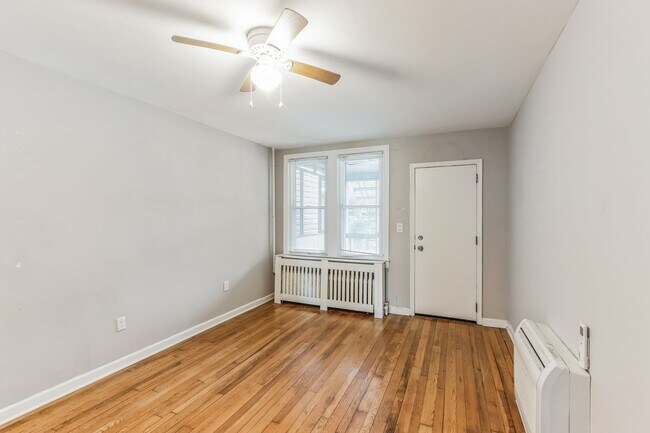 Foto del edificio - Wonderful! 2BR/1bth home in Columbia Heights. Nice Yard & Parking!!!