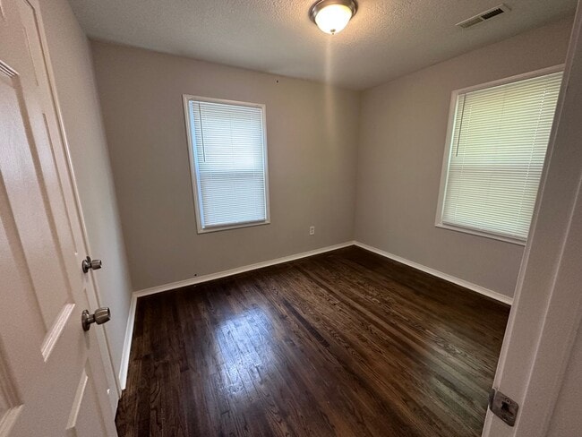 Building Photo - $900 - 2 bed 1 bath - Home with a fenced y...