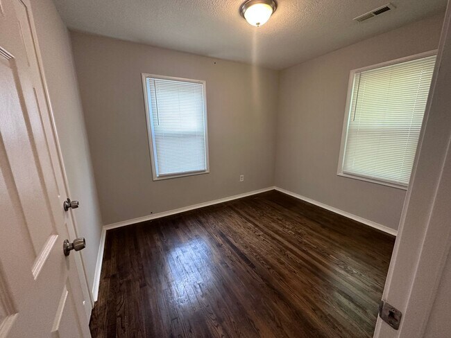 Foto del edificio - $900 - 2 bed 1 bath - Home with a fenced y...