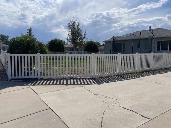 Fenced side yard - 18 W Creek Dr