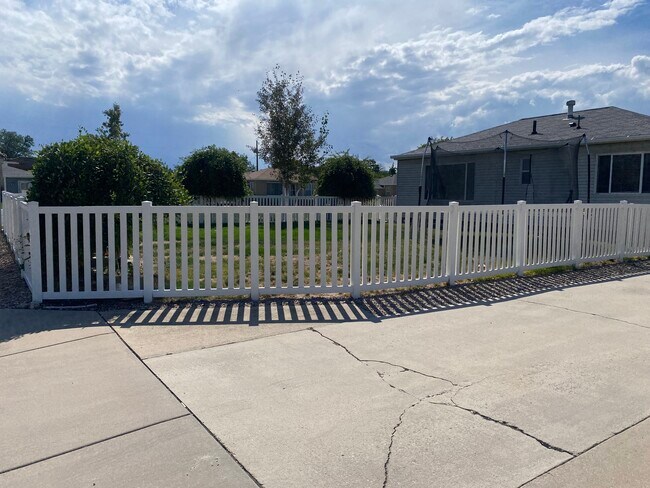 Patio lateral cercado - 18 W Creek Dr