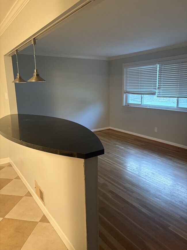 Foto del edificio - 448 Terryville Dr