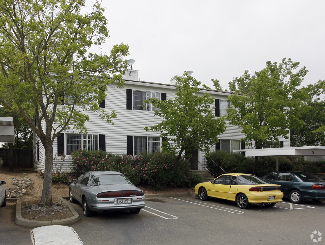 Primary Photo - Colonial Village Apartments