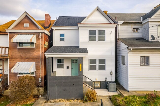 Foto del edificio - READY FOR MOVE IN! STUNNING 4-bedroom in Greenfield!