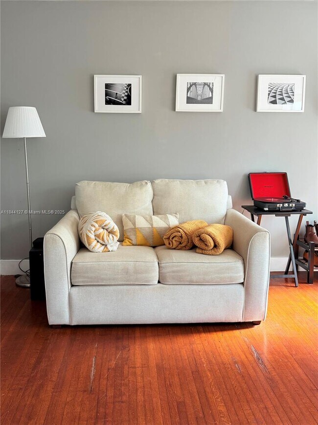 Foto del edificio - 645 NE 77th St