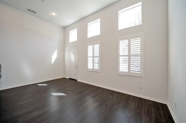 Building Photo - 5547 Strand